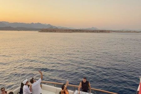 Cena in Barca – Dinner Cruise con Spettacolo & DJ